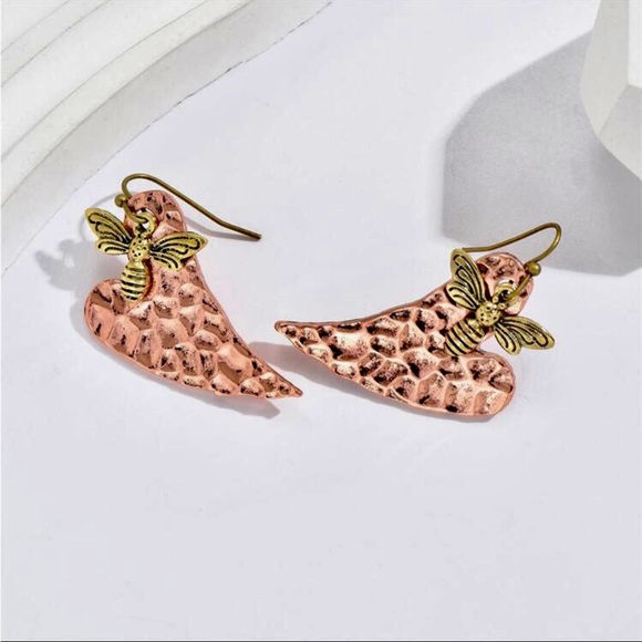 NWT Vintage Bee Heart Shape Pendant Dangle Earrings - Picture 6 of 6
